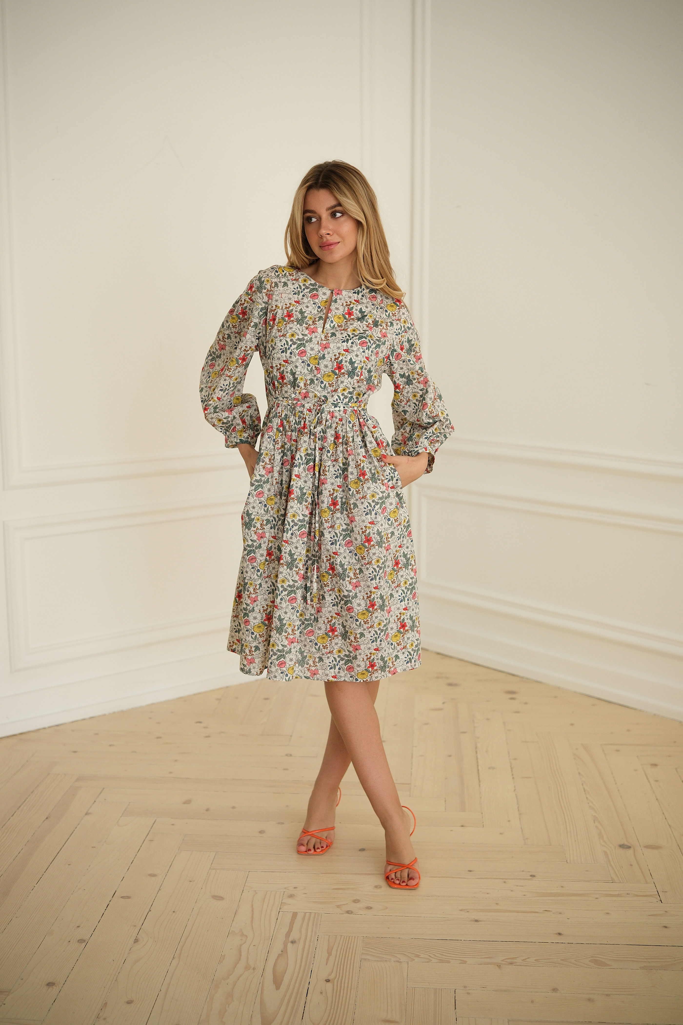 Різнобарвна сукня в квітковий принт