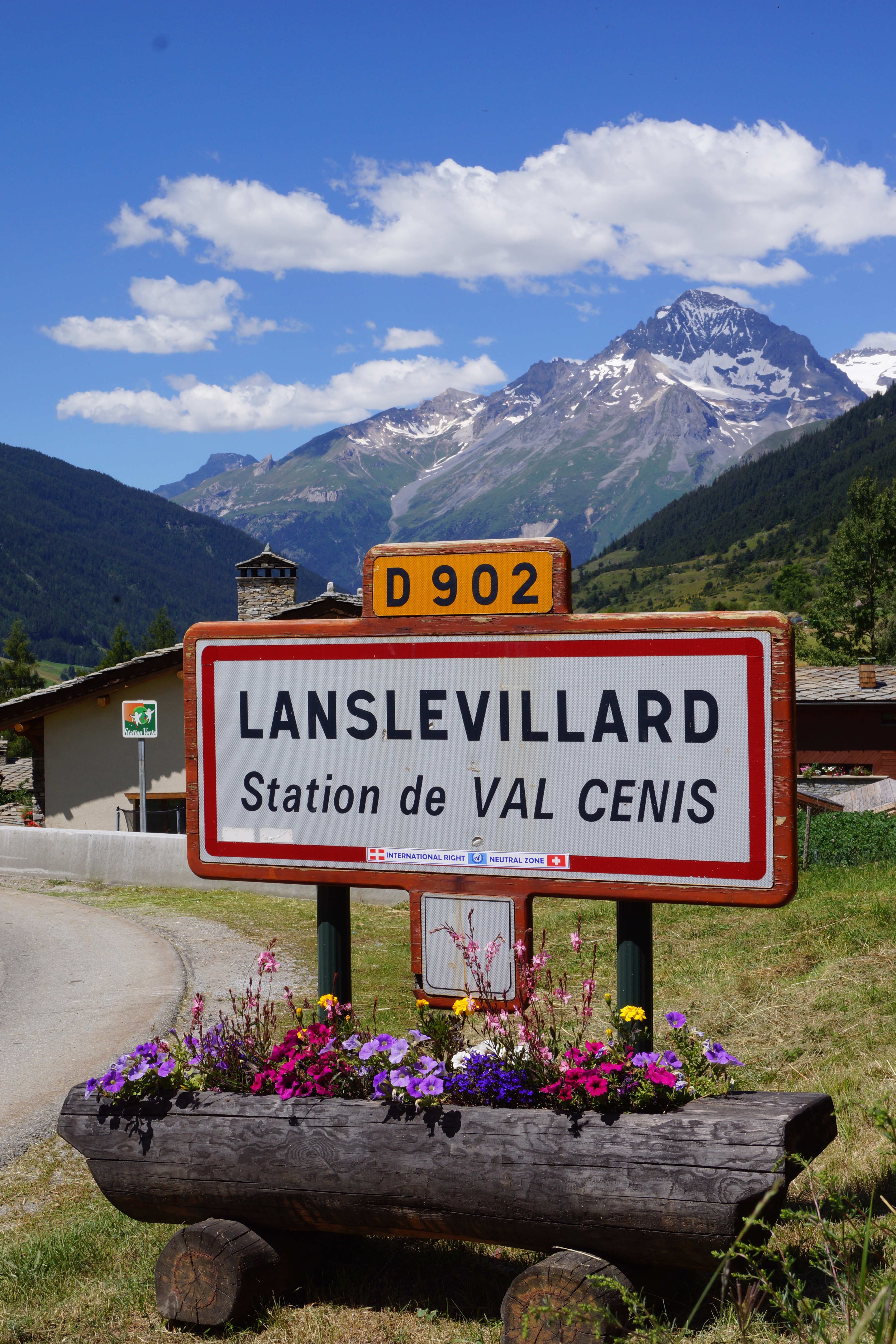 Entrée du village de Lanslevillard