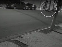 Adolescentes em moto elétrica na contramão se chocam com carro no litoral de SP e ficam feridos