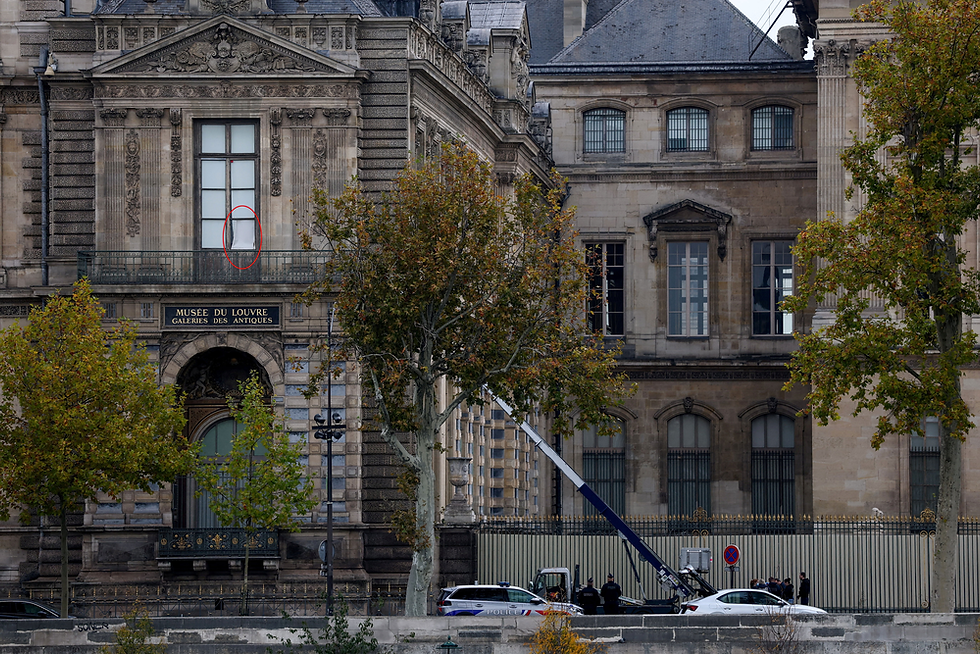Foto mostra janela por onde entraram os ladrões do Museu do Louvre — Foto: Gonzalo Fuentes/Reuters.