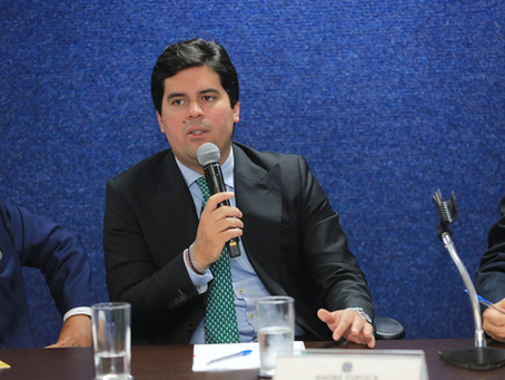 Ministro do Esporte André Fufuca é afastado do PP por manter-se no governo Lula.