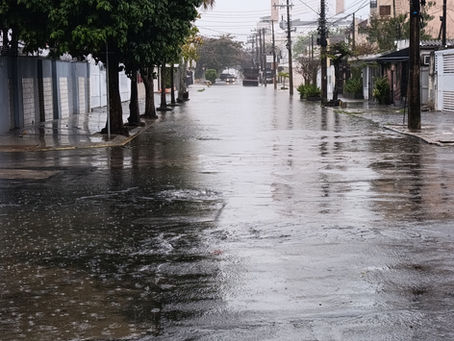 Chuva causa grandes estragos por toda a Baixada Santista.