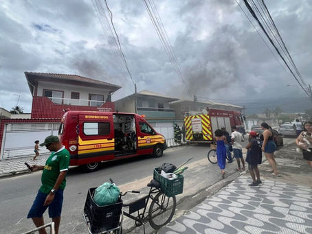 Incêndio atinge apartamento e mobiliza bombeiros no litoral de SP.