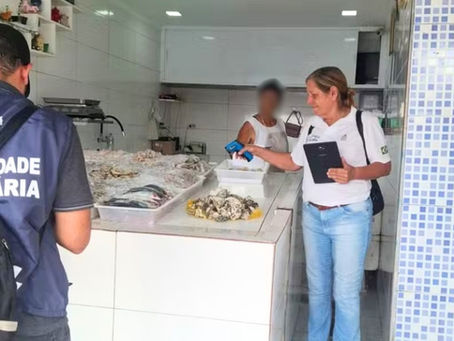 Operação Quaresma vistoria e autua peixarias de Guarujá
