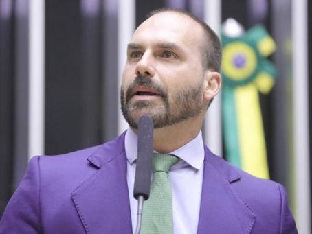 Eduardo Bolsonaro critica candidatura de Tarcísio de Freitas ao Planalto em 2026.