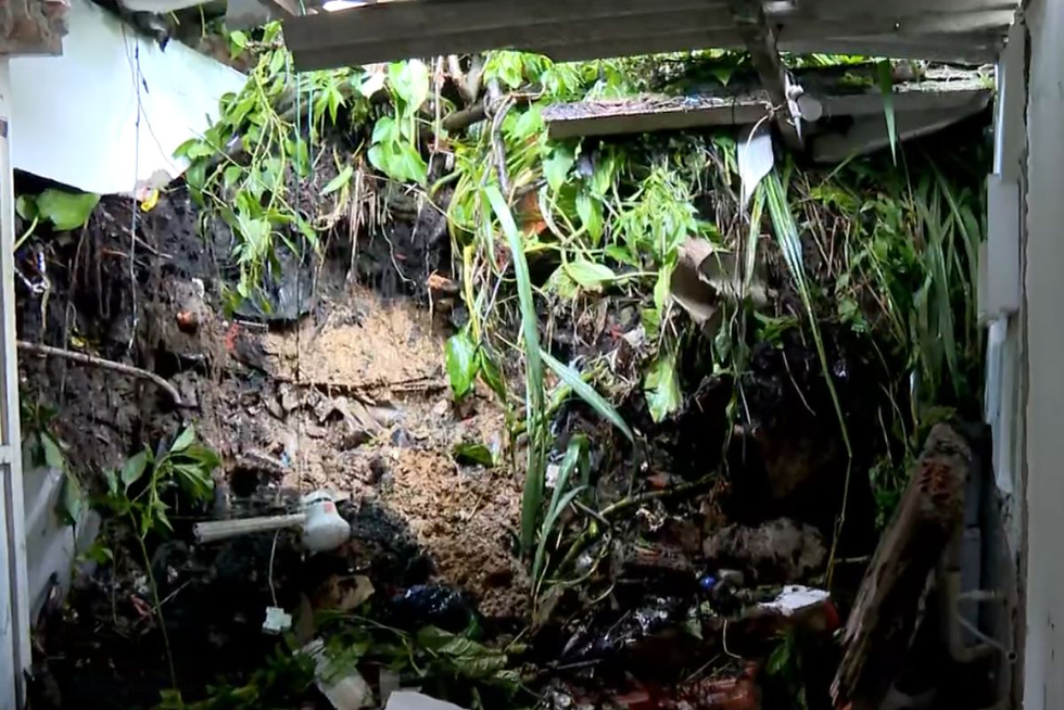Deslizamento de terra atingiu casa na região da Vila Baiana, em Guarujá, SP, na quinta-feira (5) — Foto: Abner Reis/TV Tribuna