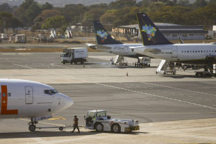 Avião faz pouso de emergência em Brasília após ameaça de bomba