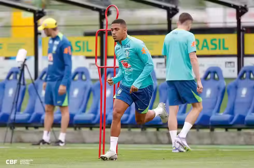 Ancelotti prepara 8 mudanças para jogo com a Bolívia.