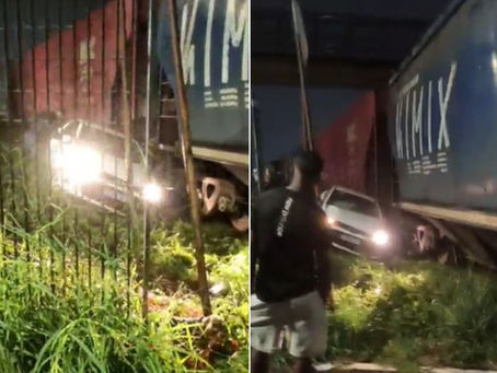 Carro atravessa a linha férrea e é arrastado por trem no litoral de SP.