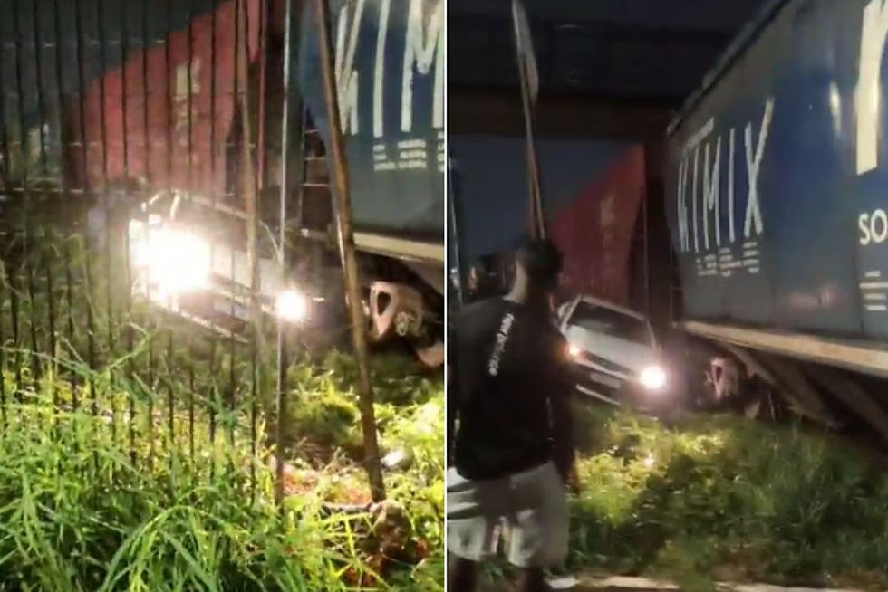 Carro bateu em trem ao atravessar linha férrea em Guarujá — Foto: Redes sociais