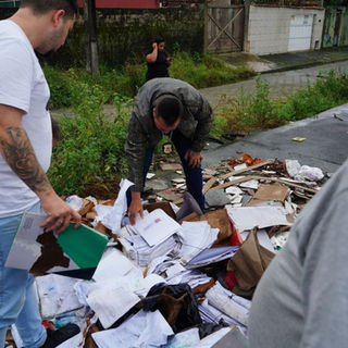 Empresa é multada por descarte irregular de documentos de clientes em rua do litoral de SP