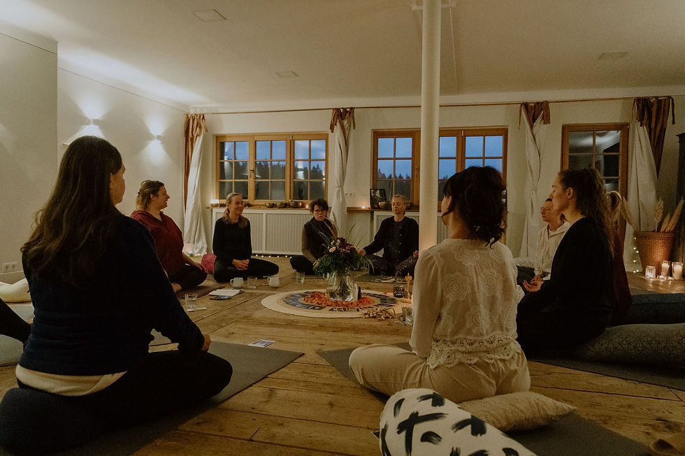 Manchmal braucht es einen Moment Ruhe, um den eigenen Körper wieder wahrzunehmen. (Reconnect Retreat Fichtelsee, 2025)