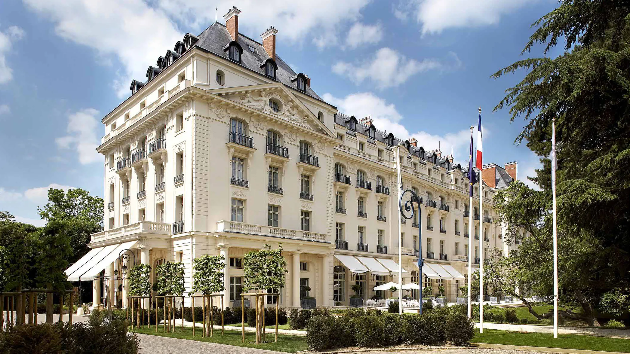 Le-Trianon-(Waldorf-Astoria-Hotel)_2018_Frontview_HR.webp