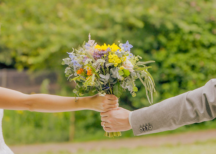 HändeHochzeitblumen .jpg
