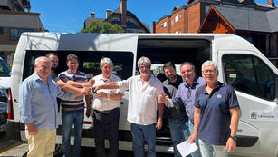 SAÚDE EM GRAMADO recebe nova Van para transporte de pacientes