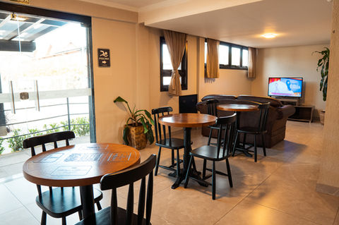 Sala de estar e tv Hotel San Lucas em Gramado