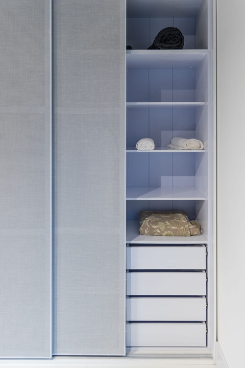 Armário modular para dormitórios com porta de tela