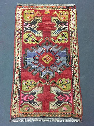 vintage rug via argacdesigncarpet on Etsy
