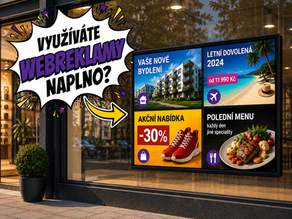 Reklamní displej ve výloze rozdělený na čtyři části s různými reklamními kampaněmi spravovanými pomocí aplikace WebReklamy