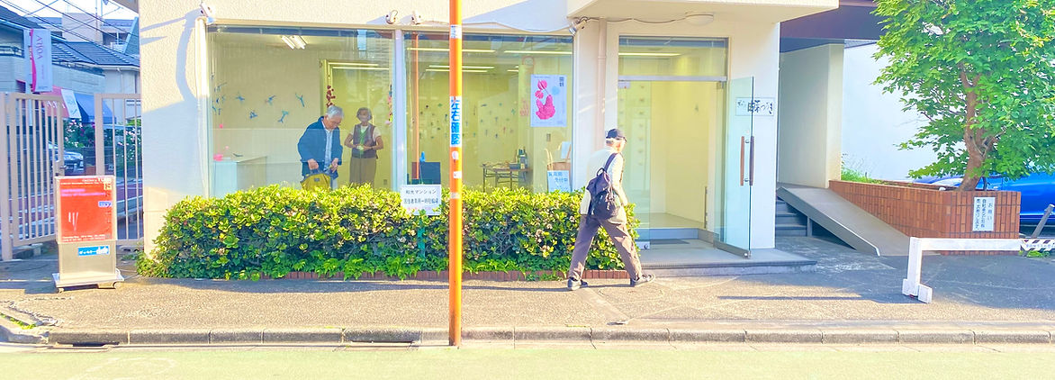 In Wonder solo exhibition by Tamaar Tóth Varjú at Gallery YUME Tokyo, contemporary sculpture installation seen from the street