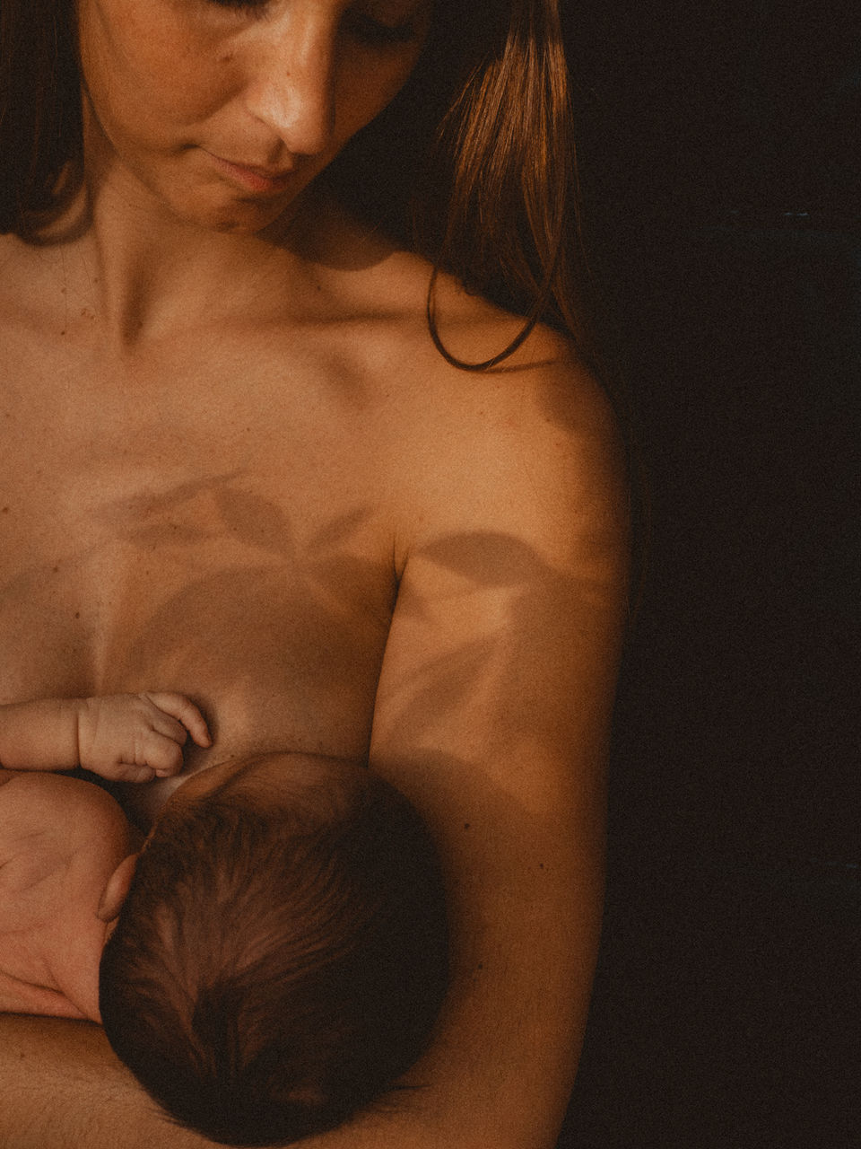 maman allaitant son bébé