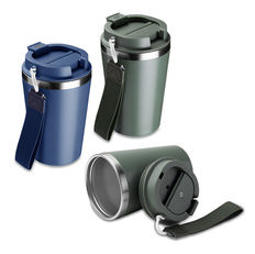 Copo de 350 ml com parede dupla, interior em inox 304 e exterior em plástico PP, tampa em plástico PP, alça de mão e acabamento com pintura fosca.