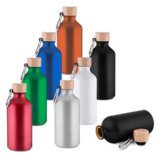 Garrafa de 550 ml em alumínio reciclado com acabamento mate, exceto na cor branca, tampa rosqueável em bambu e mosquetão na tampa