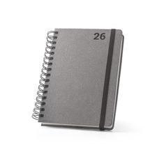 Agenda A5, com argolas, em pele (58% reciclada). Possui um elástico para fecho da agenda. Está organizada num plano diário. 148 x 210 mm