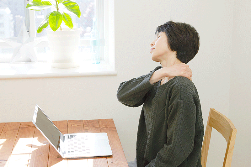 五十肩の痛みに悩む中高年の女性