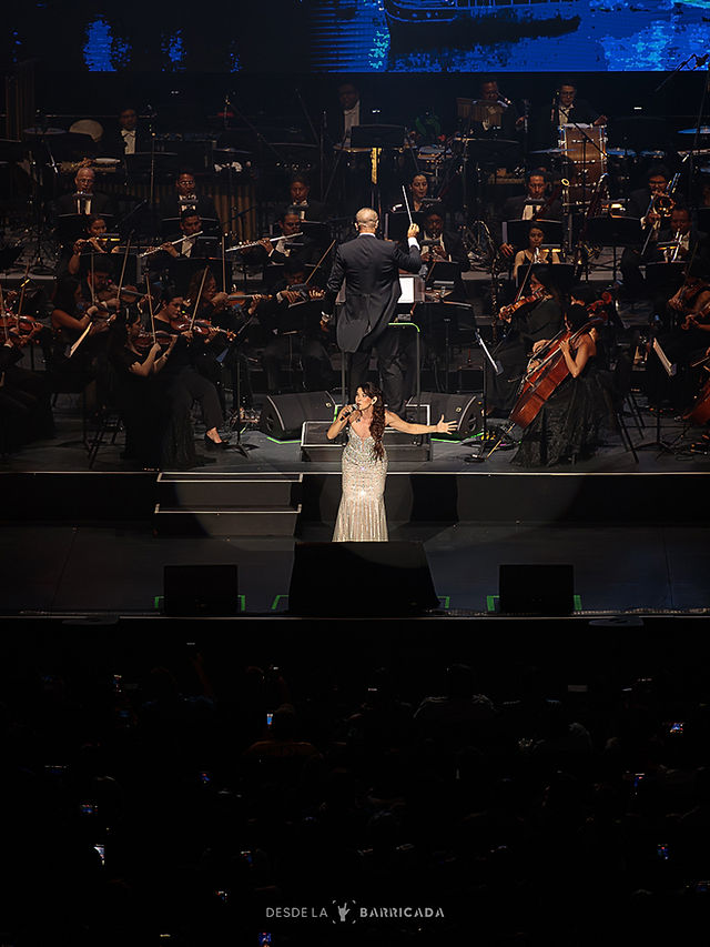 Cantante y orquesta en Disney en Concierto