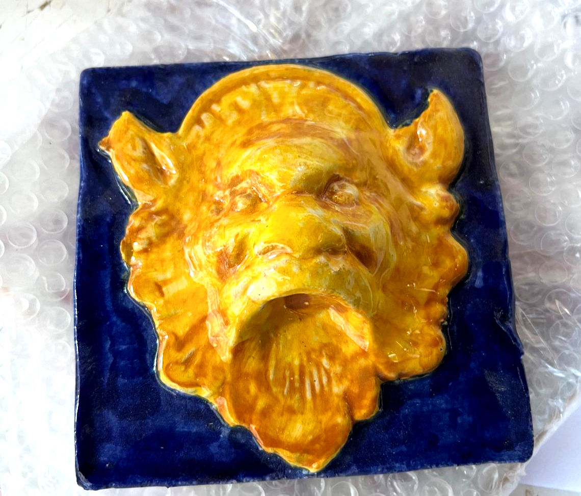 CERAMIC TILE WITH RELIEF LION