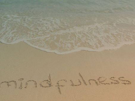 Imagen de una playa serena con la palabra mindfulness
