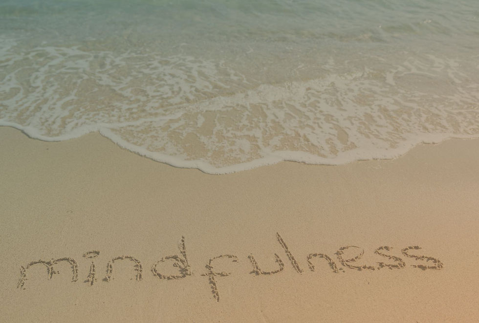 Imagen de una playa serena con la palabra mindfulness