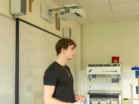Visite d'un ancien élève étudiant en médecine