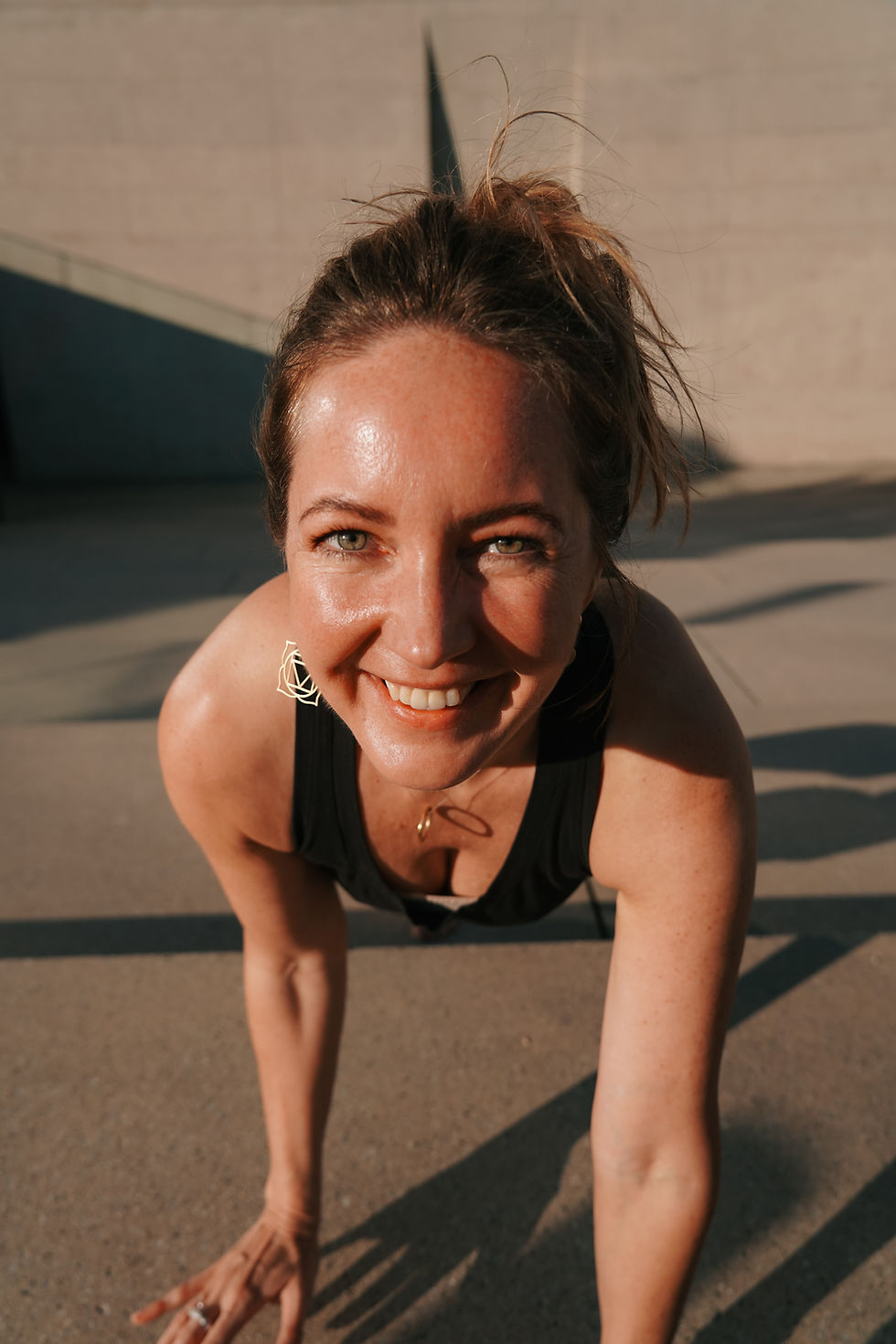 Ganz nahes Porträt einer Frau wie sie in die Kamera lacht