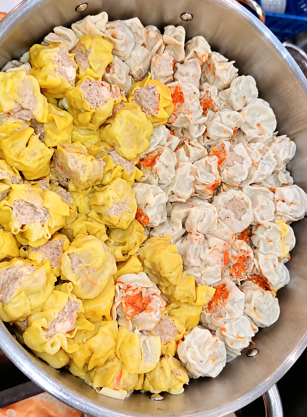 Nikmati kelezatan dimsum dengan kulit lembut dan isian gurih yang menggugah selera. Tersedia dalam pilihan dimsum kuning dan putih dengan isian yang lezat, cocok untuk camilan, teman santai, maupun hidangan bersama keluarga.