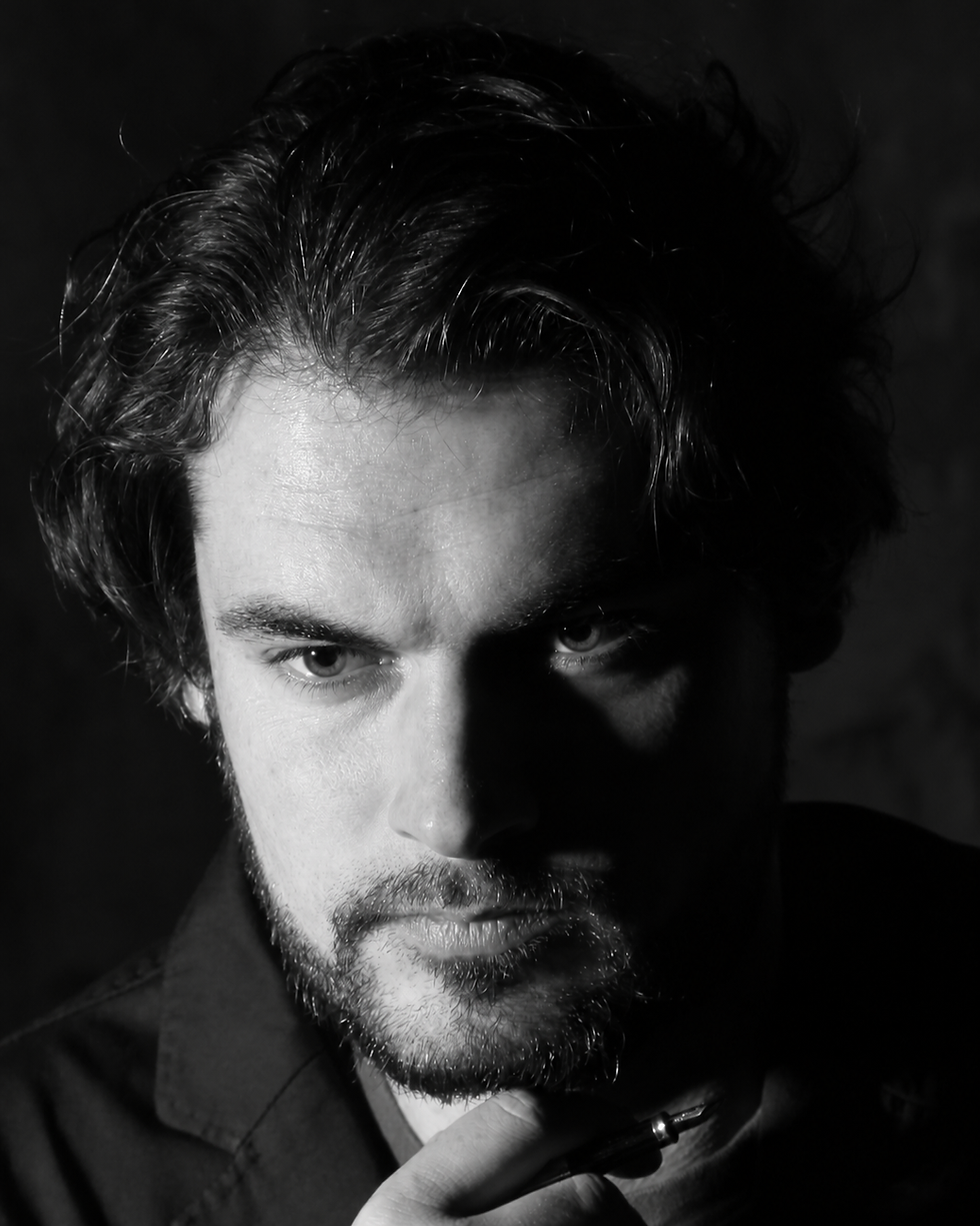 KI_Intensiver Blick im Chiaroscuro-Porträt.png
