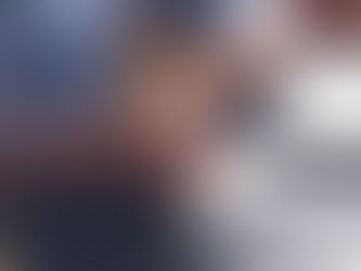 Étudiant suivant une formation multimédia à distance depuis chez lui.