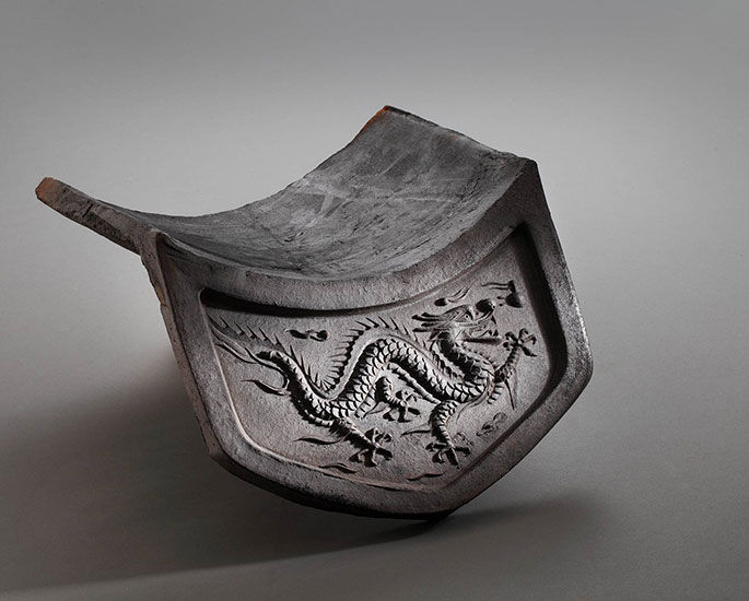 Dragon-Pattern Ammaksaegiwa from Sungnyemun / 37x47x25cm © Korea Heritage Agency