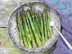 asparagus on a plate