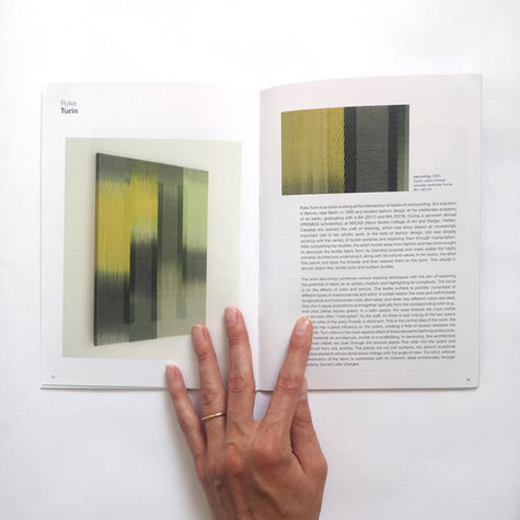 Aufgeschlagene Broschüre mit Fotos der Kunst von Ryke Turin