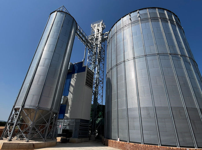 Steel grain silos with hopper and conveyor