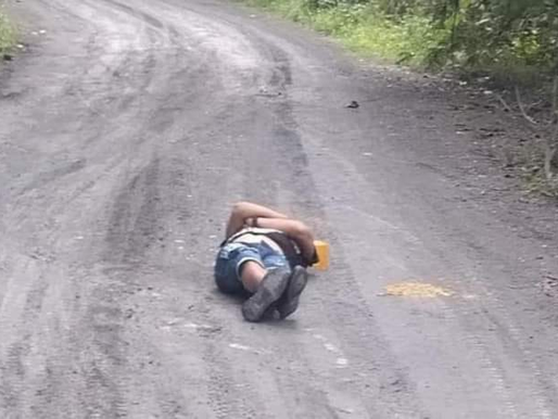 JOVEN EN ESTADO DE EBRIEDAD SE QUEDÓ DORMIDO EN MEDIO DE LA CARRETERA Y ASUSTÓ A TRANSEÚNTES 