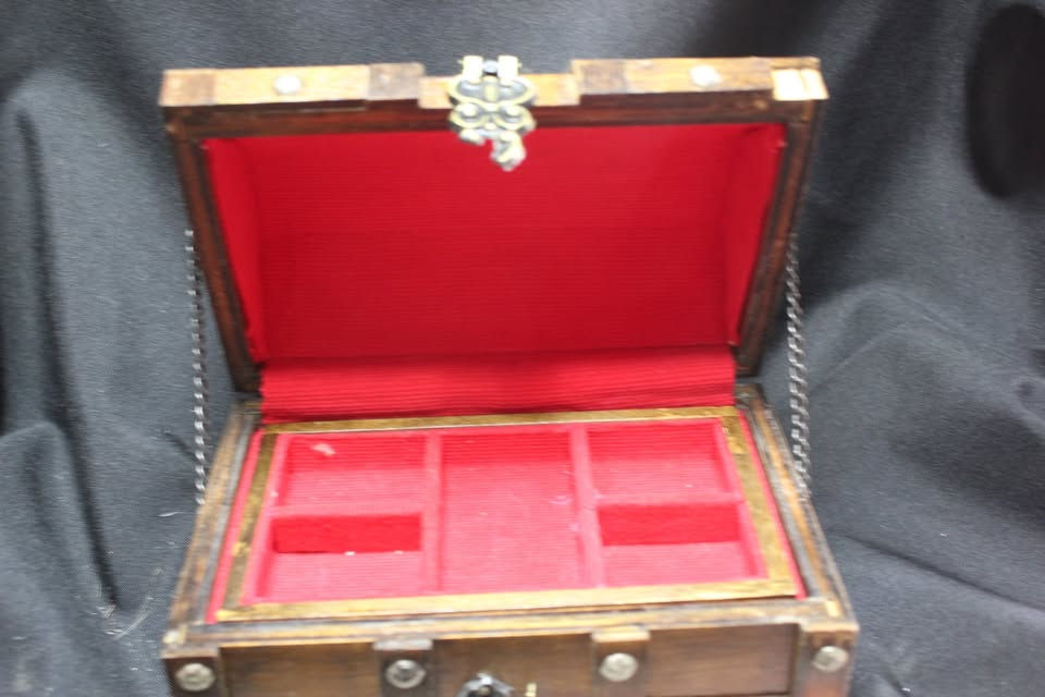 Thumbnail: Vintage lined jewelery box in kist design see details