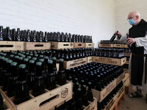 Moine qui travaille avec des bouteilles