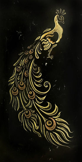 Pfau als Gravur in Stein gehauen