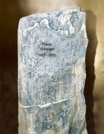 grauer Naturstein mit Inschrift und goldenem Hintergrund