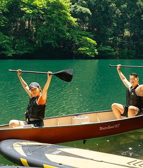 湖でカヌーをする男女