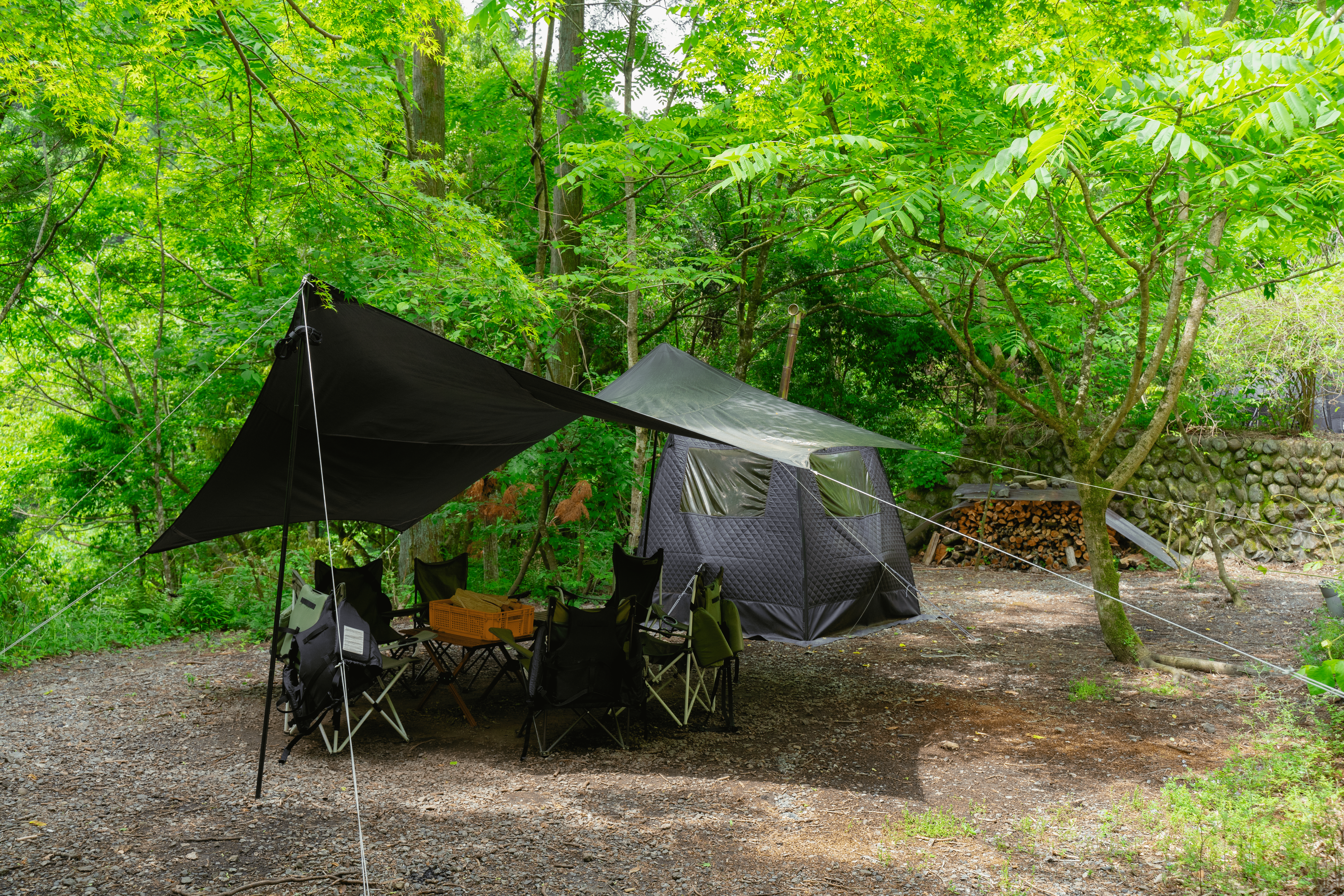 湖沿いの近くでテントサウナ