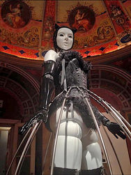 Bambola articolata a grandezza naturale con giunture a sfera in abbigliamento stile boudoir fin de siècle, rotea sulla melodia film Casanova di Fellini. Donna meccanica, metafora di feticismo sessuale e decadenza. Idea di donna artificiale come oggetto-soggetto di seduzione. Mito di Pigmalione e Galatea. Coppelia di E.T.A. Hoffman. Niba artist. Scultura. Automata. Carillon. Palazzo Pianetti, Jesi. Galleria Marconi, Cupramarittima. Niba scultrice italiana, Michela Nibaldi